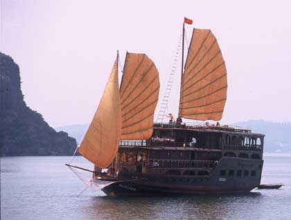 Jonque Dragon Pearl dans la baie d'Halong