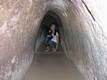 Un visiteur au tunnel Cuchi